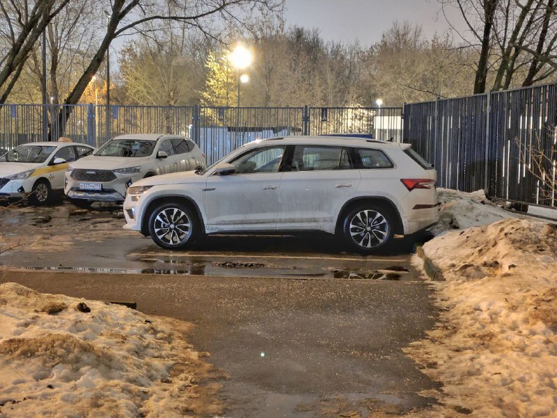 Коллеги, подумываю продать свой зимний комплект колес в сборе. Оригинальные 19е диски + резина зимня...