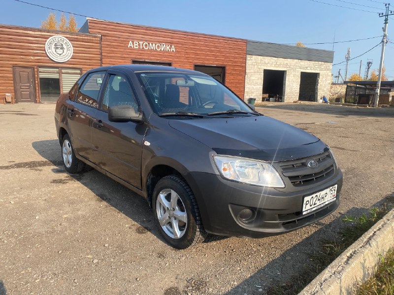 Продам гранту я 3 хоз пробег 117 тысяч на днях поменял грм масло гинезис 5w40 хорошая зимня резина н...