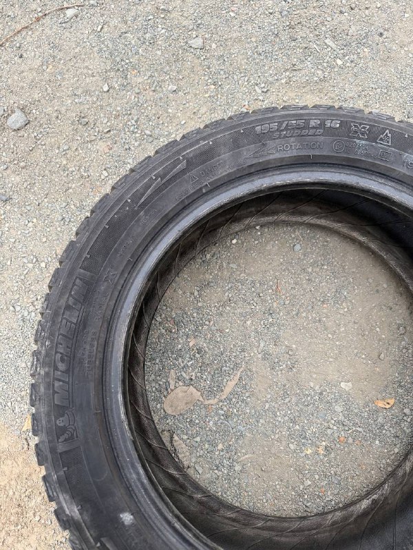 Продам зимнюю резину МИШЛЕН r16 195x55 По шипам уставшая, протектор хороший Цена 5000...