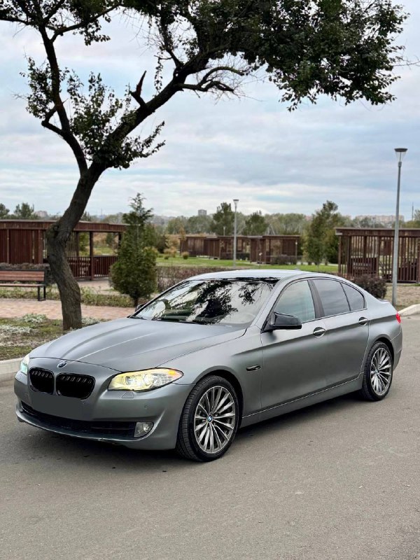 Продам BMW 5 Series F10 2011 года. Пробег 285 300 км, двигатель 3.0 (бензин), автомат. Мотор и коро...
