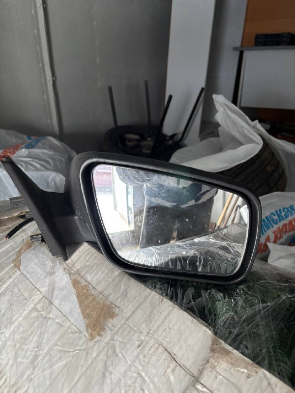 Продам задние фонари приора 1, зеркала заднего вида приора 1, туманки, цена за все 3к, все рабочее...