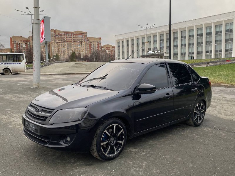 гранта 13г с кондером, обслужена вся много ништяков 490000₽...