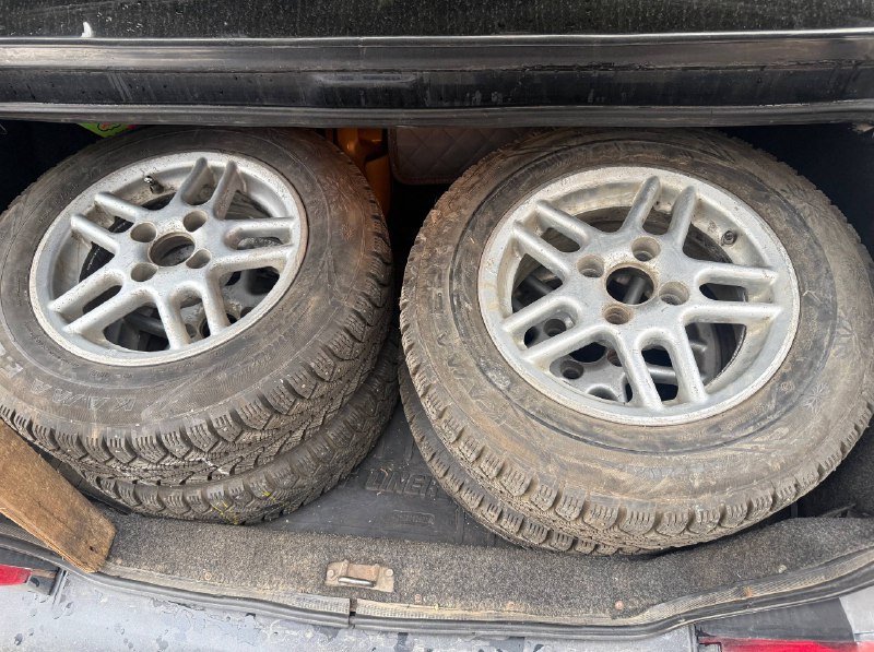 продам зимнюю резину вместе с дисками 13r, весь комплект 8000,торг...