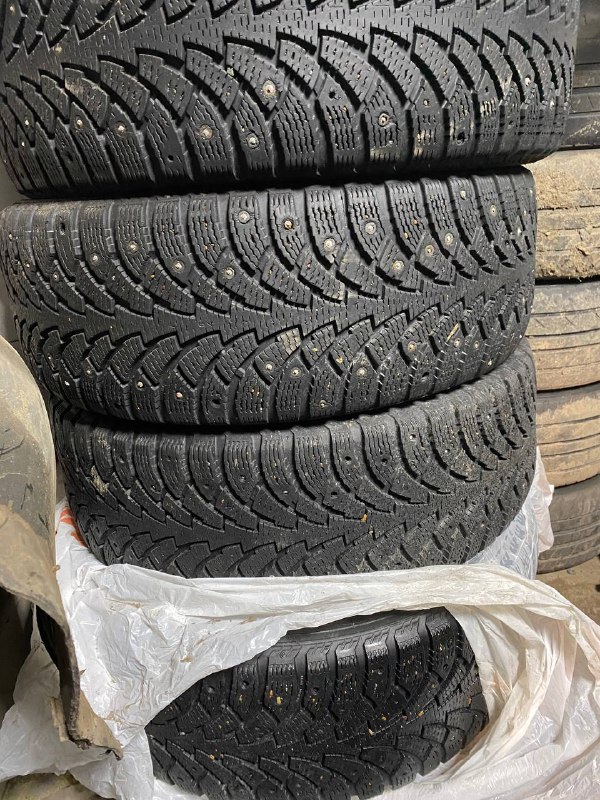 225/55 r17 nordman 4 протектор хороший шипов мало давление держат 4000₽...