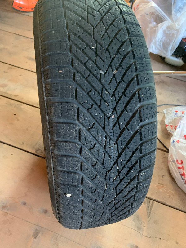 Продам зиму .пробег один сезон 24-25 год .225/55r19...