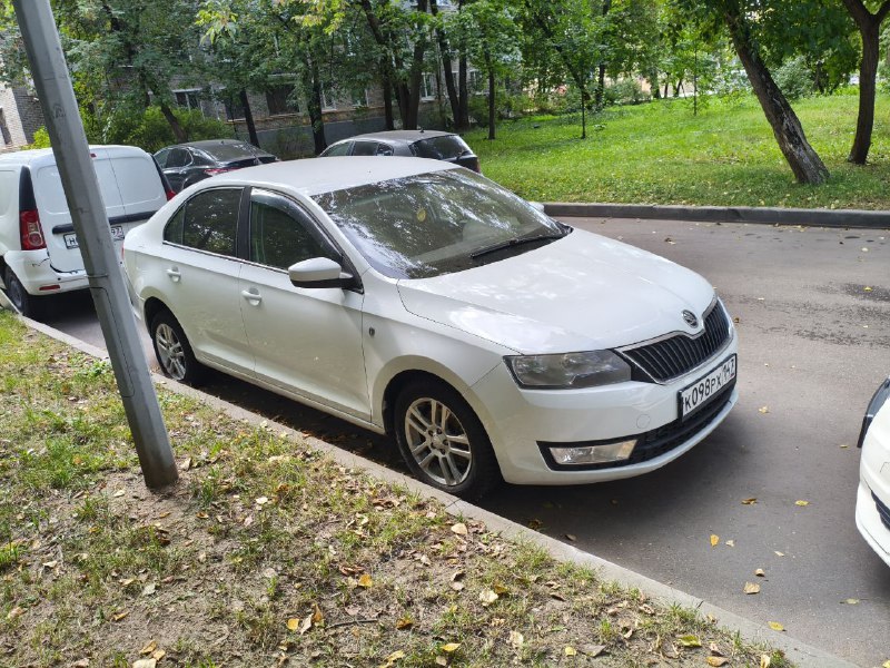SKODA RAPID 2014г 1.6 110л.с АКПП Не такси не каршеринг. Пробег 253.000 Двигатель на отлично! Коро...