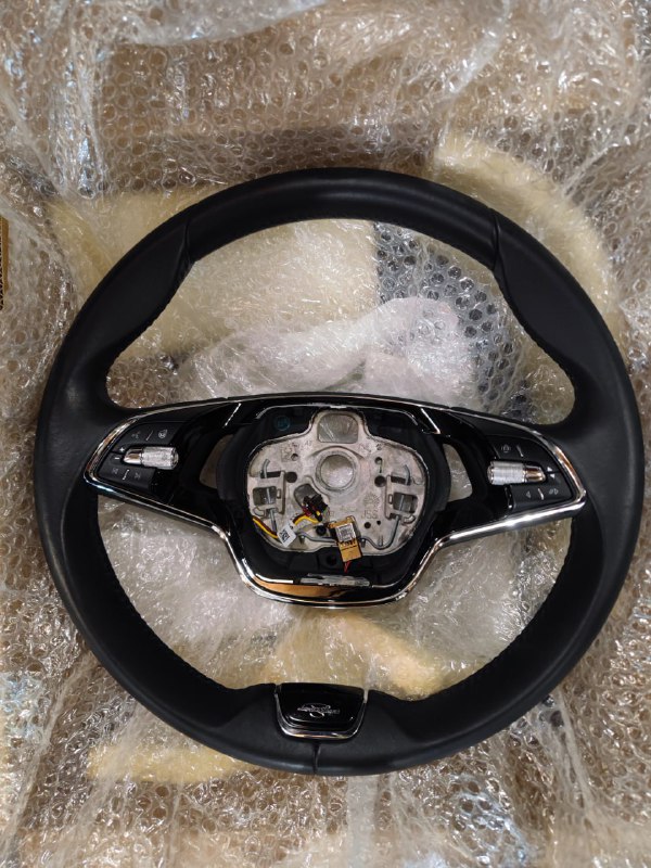 Продам двухспицевый руль со своего skoda karoq 2021 с подогревом в отличном состоянии. менял на спор...