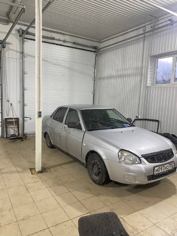 Приора 7 год 
70к торг 
16рь не на ходу...