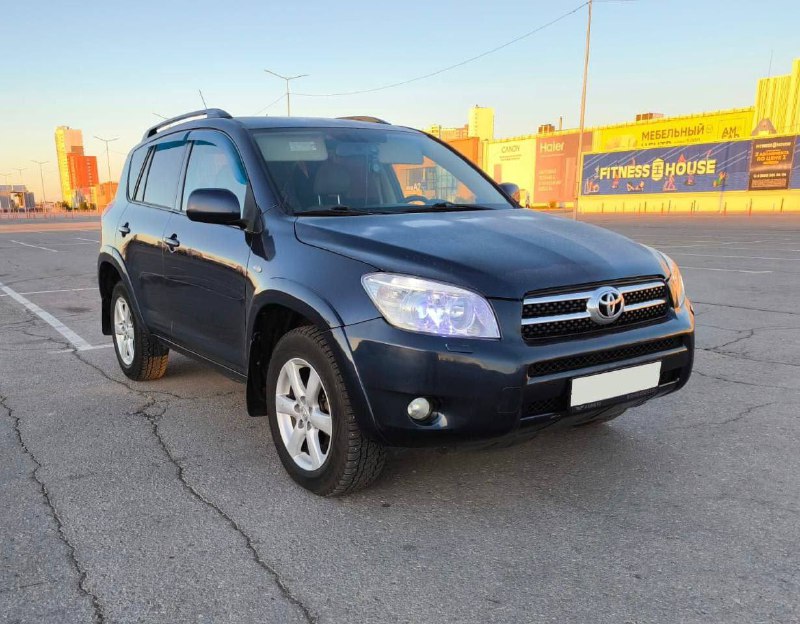 Toyota RAV4, 2008 год. 2.4 бензин, 339 тысяч пробег. Машина в идеальном состоянии, полностью обслуже...