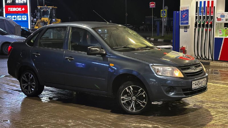 Продам гранту 
2013 года 
В одних руках всю жизнь 
В такси не каталась 
1 хозяин 
Без ДТП 
Комплекта...