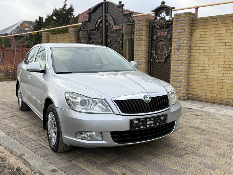 Продаю автомобиль в хорошем состоянии один собственник без ДТП 1000% кузов весь ровной салон также в...