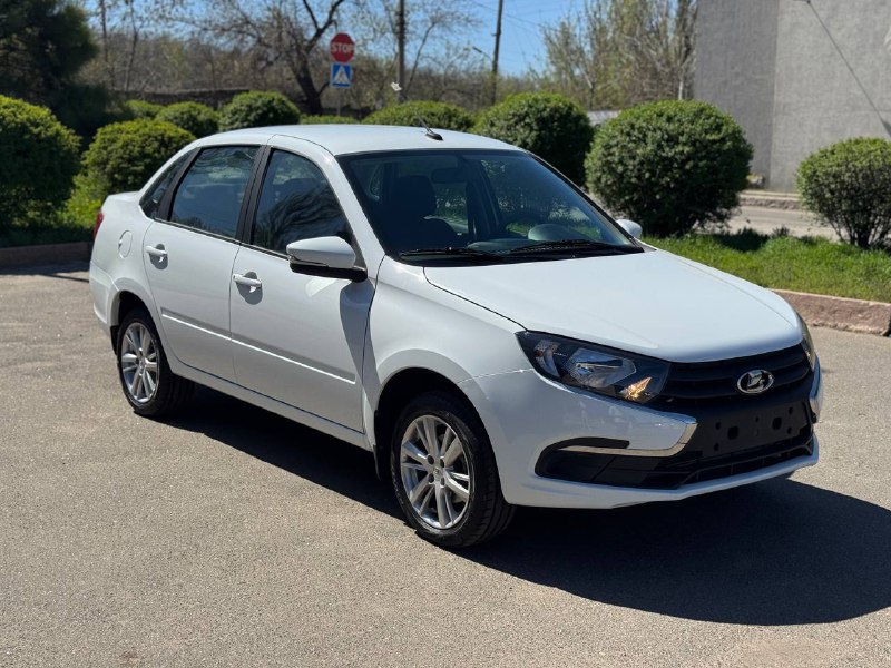 новая Lada Granta ДВС: 1.6 (90л.с.) КПП: механика Комплектация: классик кондиционер + 15 литые диски...