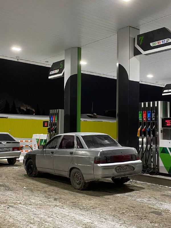 Ваз 2110 2002 года рождения на уверенном ходу,печка дует ,дворники машут,центральный замок ходовка ...