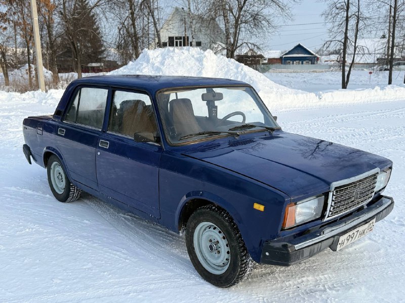 Продам семерочку карбюраторная , в хорошем техническом состоянии,двигатель работает хорошо, не троит...