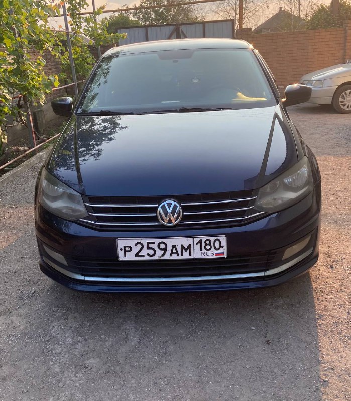 Продам личный автомобиль Volkswagen Polo 2015 года, двигатель 1,6 бензин, МКПП, пробег 175тыс.км., а...