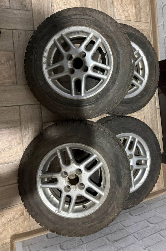 продам 2 комплекта r13 и r14 зимней резины на дисках первый комплект-8000,боковых порезов нет,шипов~...