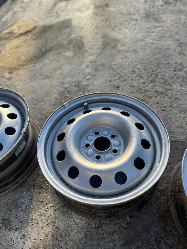 Продам штампы на поло 2500 Реза 16 радиус нокиан 80% шипов без грыж и порезов 6к...