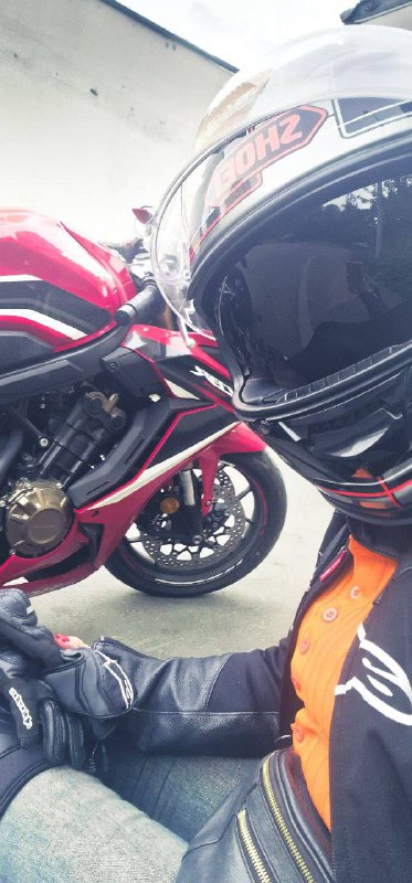 Друзья! Вынужденно 💔 продаю свою Honda CBR650r. Я - один владелец. Ездила только по Москве и без Д...