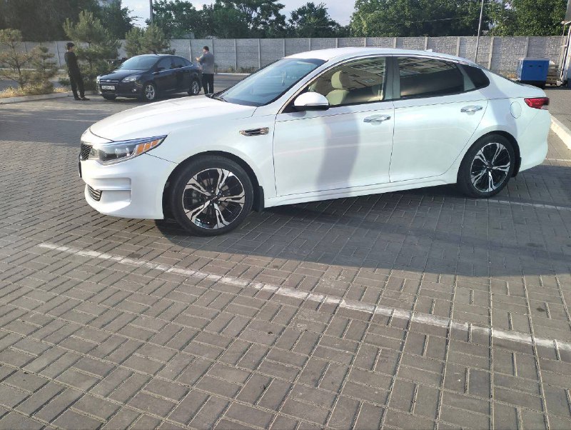 Продам KIA Optima 2016 год 2.4 бензин 200 л.с/КПП автомат Пробег 80.000ml Заменено масло в двс и акп...