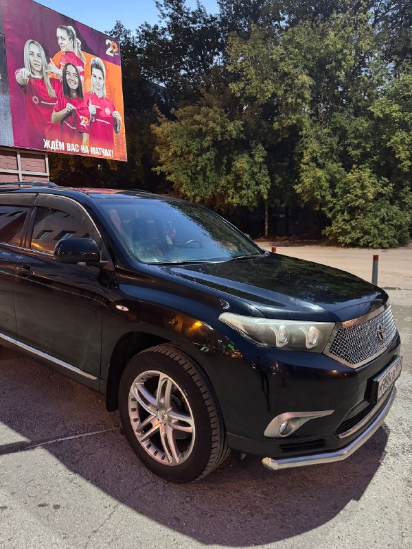 Toyota Highlander 2012 год (Тойота Хайдендер) Продаю свое На полном ходу Объем мотора 3.5л выдает...