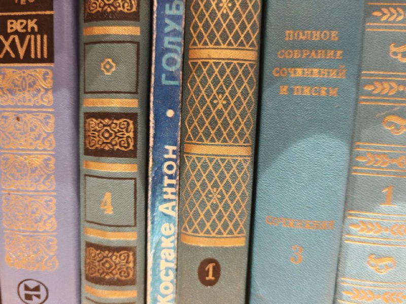 У зумеров новая мода. Вслед за рейвами под Надежду Кадышеву в моду вошло посещение библиотек и чтени...