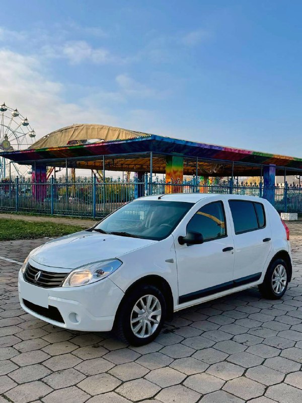 Продаю Renault Sandero 2011 года, три владельца, ПТС оригинал, пробег 186 177 км, двигатель 1.6 8V (...