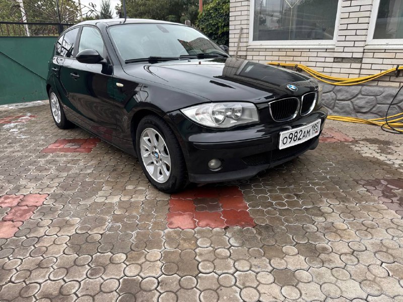 Продам BMW 118i 2006г. Мотор 2.0 бенз, пробег 280т. полностью обслужена, работает каждая кнопка авто...