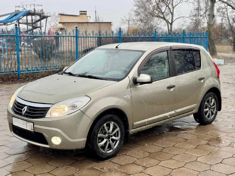 Продам Renault Sandero 2010 года. Кузов без аварий и ржавчины, в заводской краске. Пробег реальный 1...