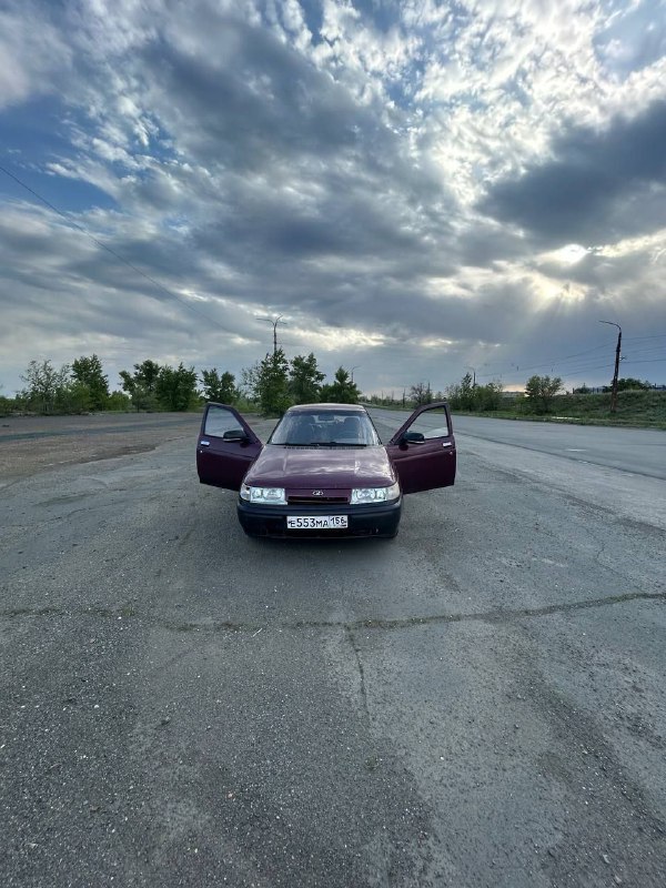 Ваз 2110 , 99 год , 80к. Инжекторная , двигатель не дымит , не троит , заводится с пол пинка , состо...