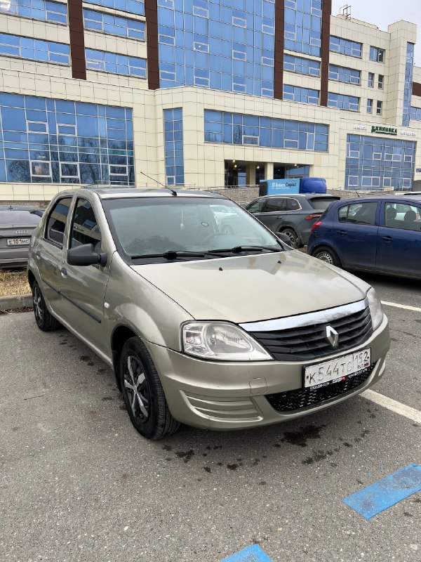 Автомобиль Renault Logan, 2010 года. Пробег родной. 2 владельца. Состояние отличное, гаражное хранен...